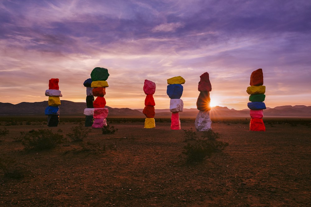 Những cột đá nhiều màu tại Seven Magic Mountains giữa sa mạc