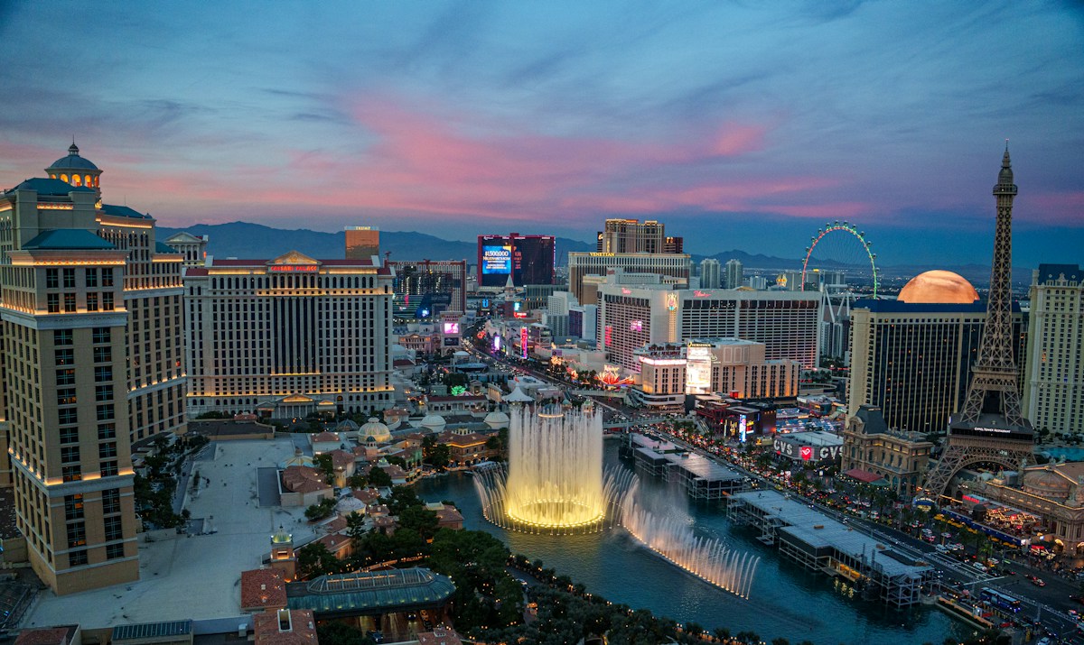 Đại lộ The Strip và khách sạn Bellagio về đêm tại Las Vegas