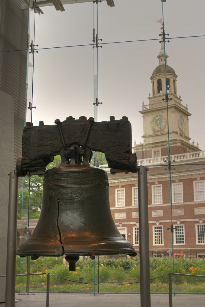Chuông Tự Do trước Independence Hall tại Philadelphia